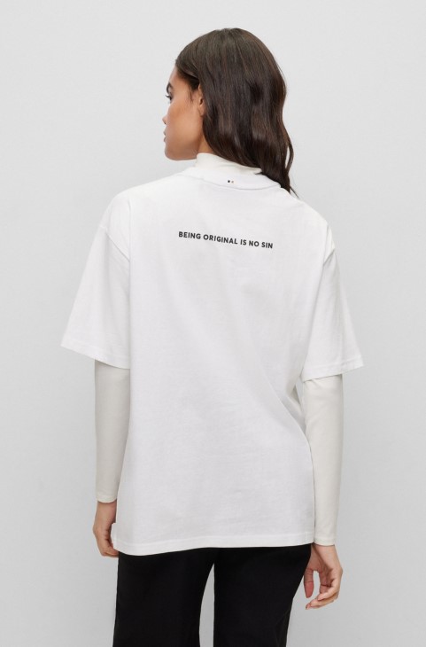 Χαλαρή μπλούζα από οργανικό βαμβάκι με Frida Kahlo λευκό γραφικό Hugo Boss
