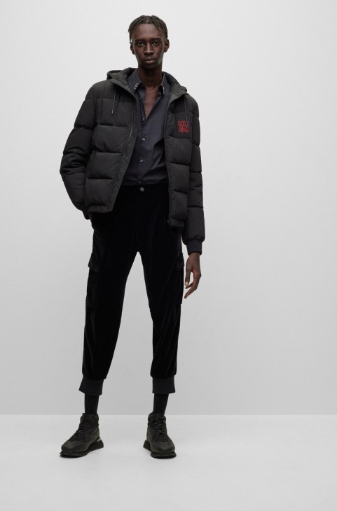 μαύρο αδιάβροχο μπουφάν Hugo Boss με στοιβαγμένο λογότυπο
