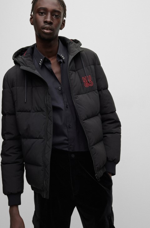 μαύρο αδιάβροχο μπουφάν Hugo Boss με στοιβαγμένο λογότυπο
