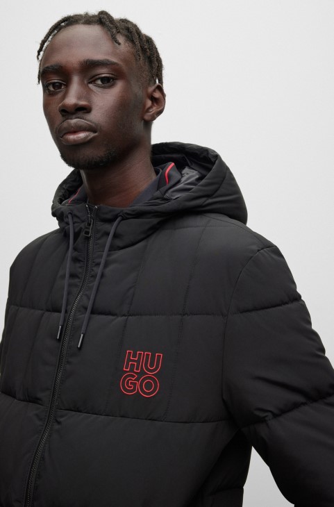 μαύρο αδιάβροχο μπουφάν Hugo Boss με στοιβαγμένο λογότυπο

