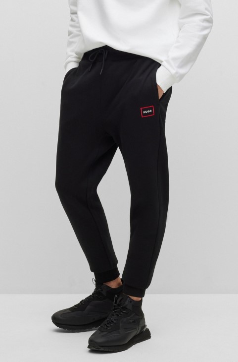 μαύρη φόρμα φόρμας Hugo Boss από βαμβακερή πετσέτα με λογότυπο σε κόκκινο πλαίσιο