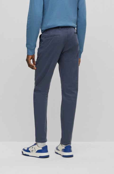 Hugo Boss με κωνική εφαρμογή Chinos σε υπερβολικά βαμμένο βαμβακερό σατέν μπλε
