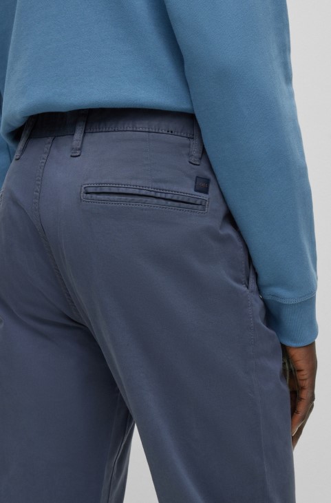 Hugo Boss με κωνική εφαρμογή Chinos σε υπερβολικά βαμμένο βαμβακερό σατέν μπλε
