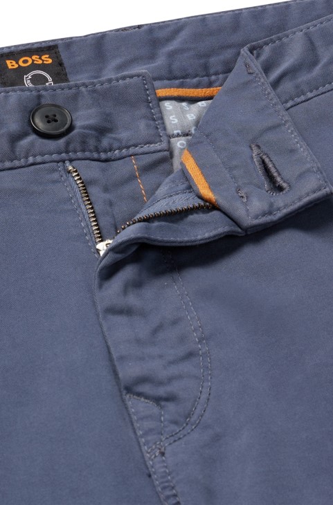 Hugo Boss με κωνική εφαρμογή Chinos σε υπερβολικά βαμμένο βαμβακερό σατέν μπλε
