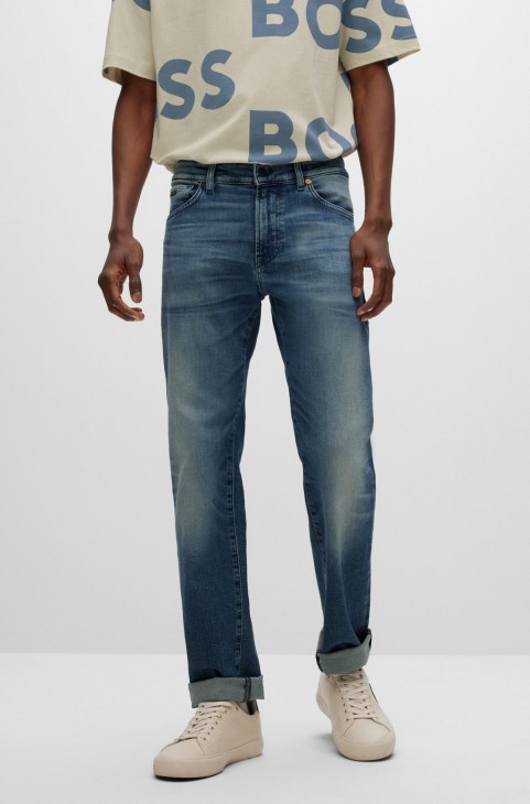 μπλε τζιν Hugo Boss σε κανονική εφαρμογή σε τζιν άνεσης με σβήσιμο