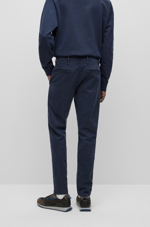 κωνικό παντελόνι σε ελαστικό Twill με δίδυμες θηλιές Hugo Boss σκούρο μπλε
