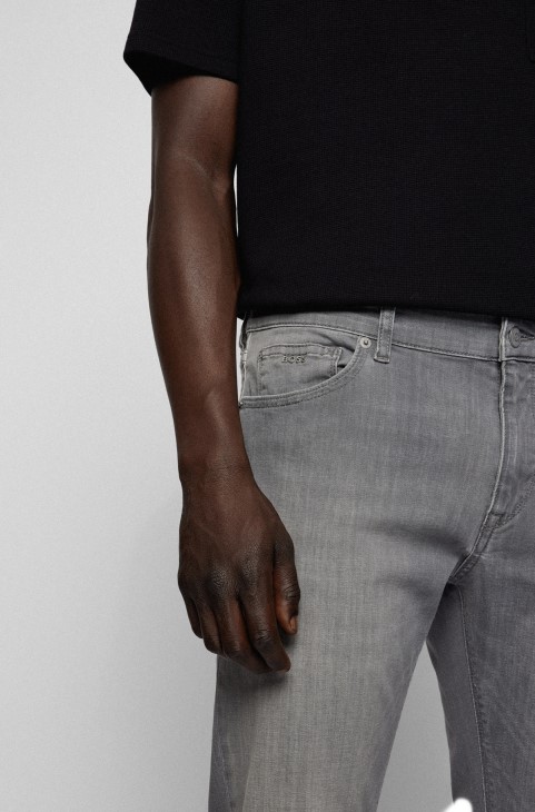 Hugo Boss γκρι τζιν με κανονική εφαρμογή σε γκρι ανάλαφρο τζιν
