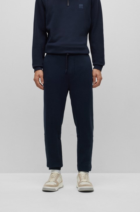 Σκούρο μπλε παντελόνι Hugo Boss από βαμβακερή φόρμα με έμπλαστρο με λογότυπο