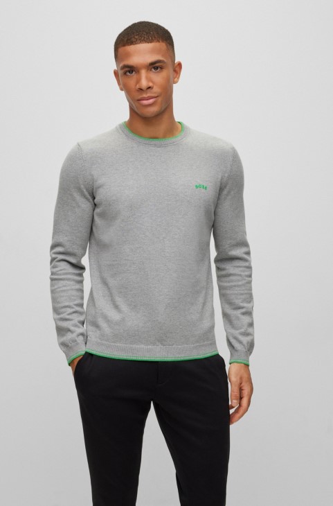 Πουλόβερ κανονικής εφαρμογής από οργανικό βαμβάκι με κυρτό λογότυπο Hugo Boss ανοιχτό γκρι