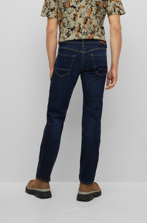 σκούρο μπλε τζιν με κανονική εφαρμογή σε μπλε Super-stretch τζιν Hugo Boss
