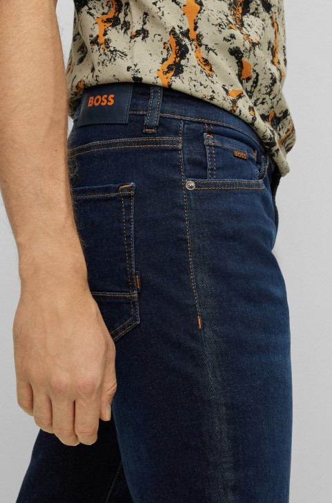 σκούρο μπλε τζιν με κανονική εφαρμογή σε μπλε Super-stretch τζιν Hugo Boss
