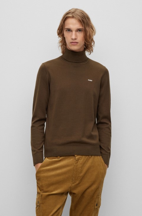 Βαμβακερό πουλόβερ Hugo Boss με λογότυπο στο στήθος σκούρο καφέ
