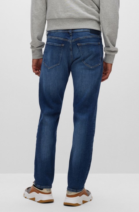 τζιν Hugo Boss με κανονική εφαρμογή σε μπλε τζιν υπέρτατης κίνησης
