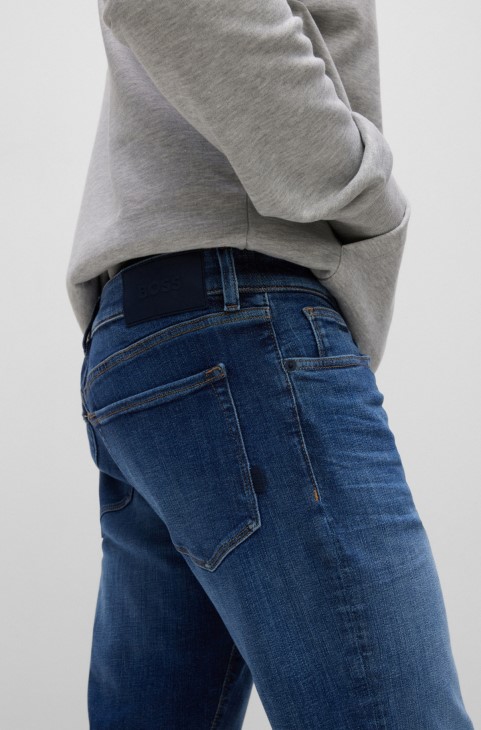 τζιν Hugo Boss με κανονική εφαρμογή σε μπλε τζιν υπέρτατης κίνησης
