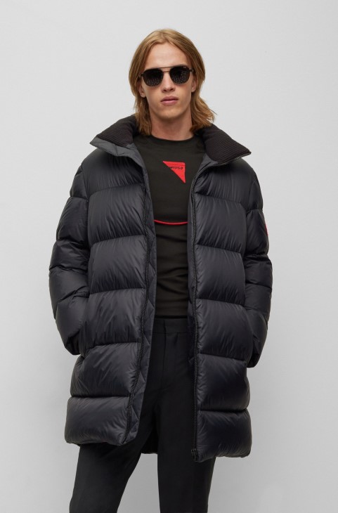 μαύρο υδατοαπωθητικό πουπουλένιο παλτό με κόκκινο λογότυπο ετικέτα Hugo Boss
