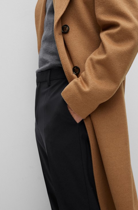 μαύρο παντελόνι Hugo Boss με κανονική εφαρμογή από παρθένο μαλλί
