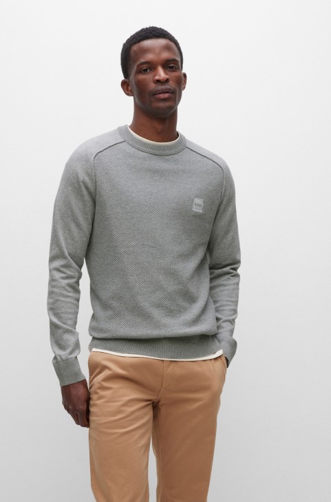 πουλόβερ μικτής κατασκευής από βαμβάκι-κασμίρ με υφαντή ετικέτα Hugo Boss ανοιχτό γκρι