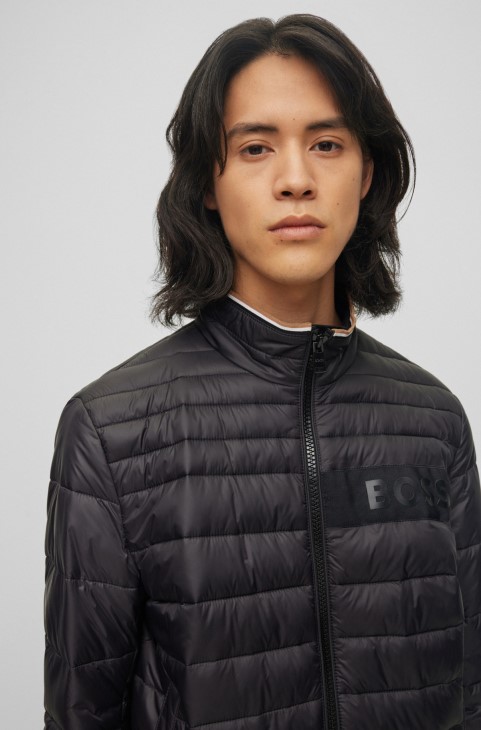 Μαύρο αδιάβροχο μπουφάν Hugo Boss με επένδυση με τρισδιάστατη ταινία λογότυπου
