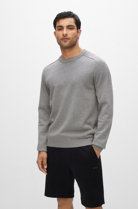 πουλόβερ με κανονική εφαρμογή με γραφικά σε κάψουλα και ραφές με αλυσίδα Hugo Boss ανοιχτό γκρι