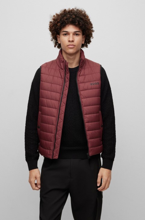 σκούρο καφέ Hugo Boss Slim-fit υδατοαπωθητικό γεμισμένο γιλέκο με λογότυπο αντίθεσης