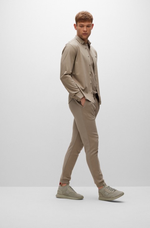 Hugo Boss πουκάμισο με κανονική εφαρμογή σε ανοιχτό πράσινο ζέρσεϊ από βαμβακερό μείγμα που απομακρύνει την υγρασία
