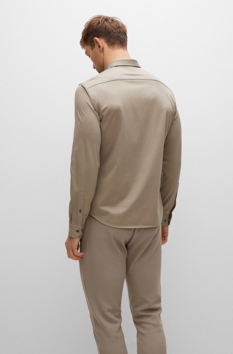 Hugo Boss πουκάμισο με κανονική εφαρμογή σε ανοιχτό πράσινο ζέρσεϊ από βαμβακερό μείγμα που απομακρύνει την υγρασία

