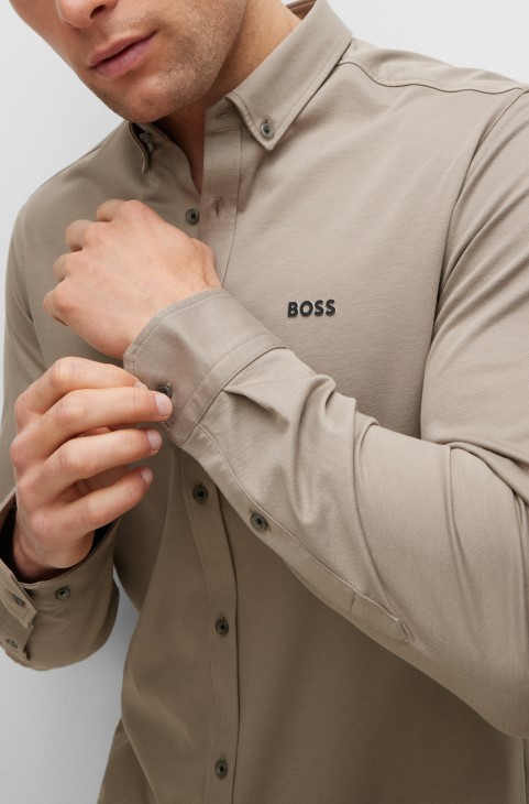 Hugo Boss πουκάμισο με κανονική εφαρμογή σε ανοιχτό πράσινο ζέρσεϊ από βαμβακερό μείγμα που απομακρύνει την υγρασία
