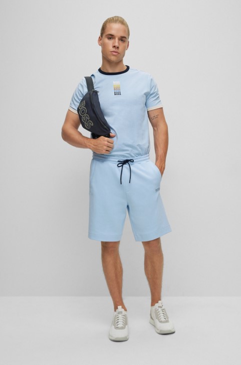 γαλάζιο βαμβακερό σορτς Hugo Boss με κανονική εφαρμογή με πολύχρωμο λογότυπο
