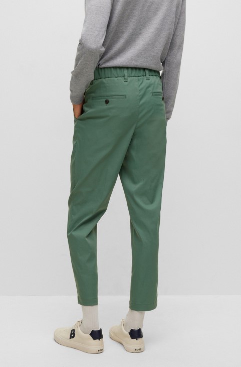 πράσινο παντελόνι με κωνική εφαρμογή με κομμένο πόδι σε ύφασμα απόδοσης Hugo Boss
