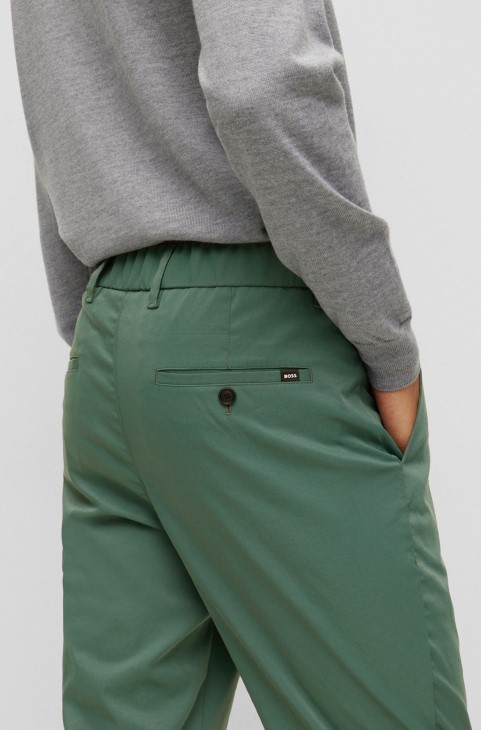 πράσινο παντελόνι με κωνική εφαρμογή με κομμένο πόδι σε ύφασμα απόδοσης Hugo Boss
