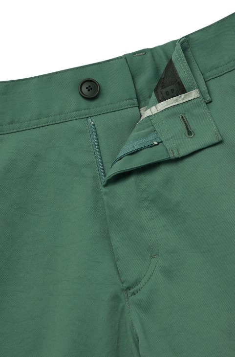 πράσινο παντελόνι με κωνική εφαρμογή με κομμένο πόδι σε ύφασμα απόδοσης Hugo Boss
