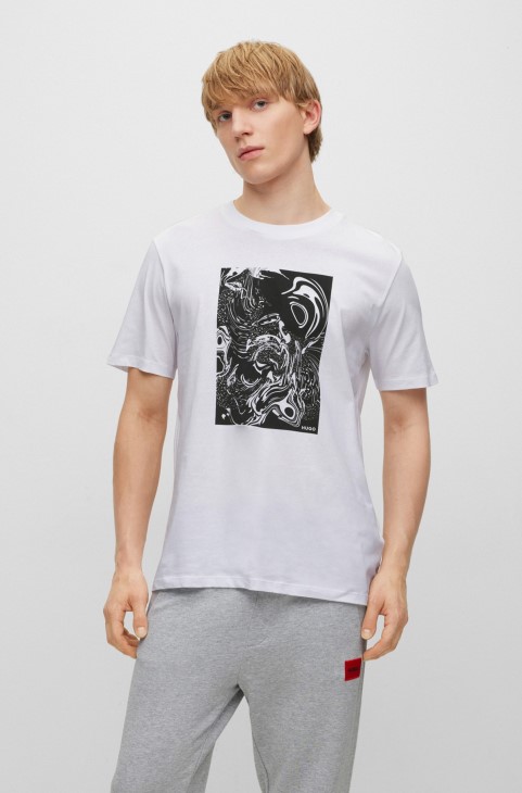 Βαμβακερό μπλουζάκι Hugo Boss με αφηρημένα έργα τέχνης και λευκό λογότυπο