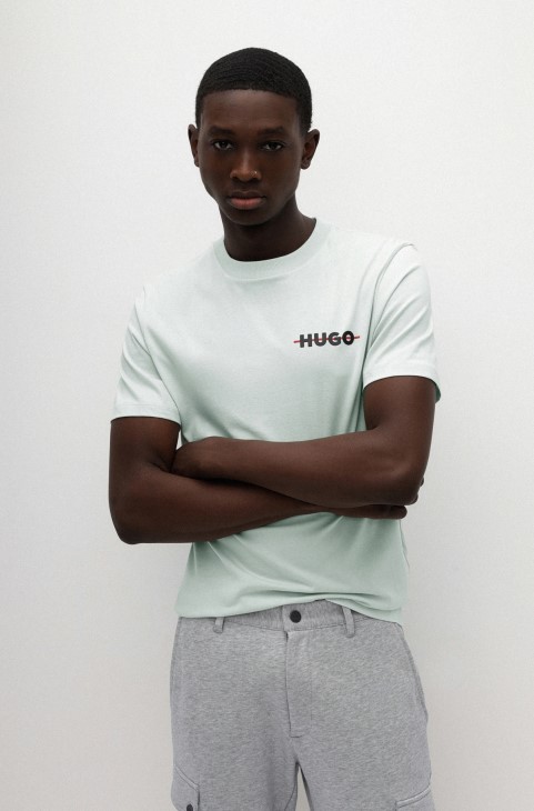 ανοιχτό πράσινο μπλουζάκι από οργανικό βαμβάκι με ρίγα και λογότυπο Hugo Boss