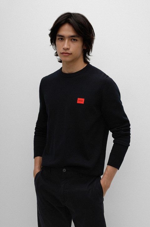 Μαύρο πουλόβερ από οργανικό βαμβάκι Hugo Boss με ετικέτα με κόκκινο λογότυπο