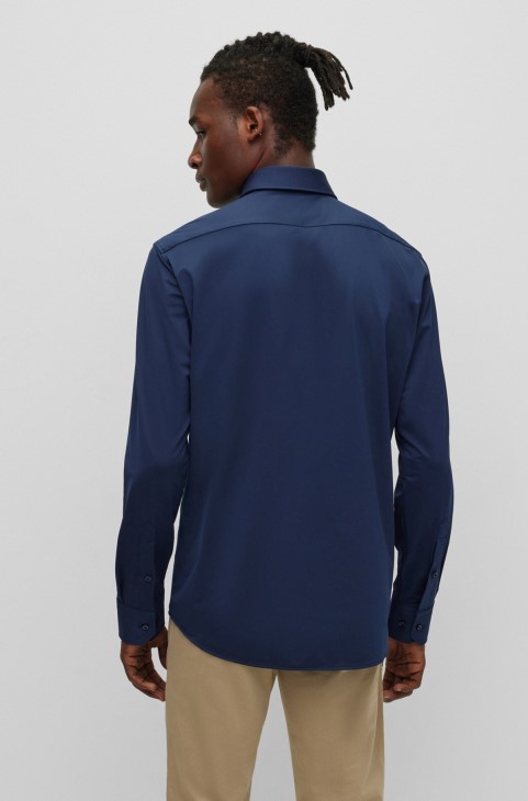 Πουκάμισο με κανονική εφαρμογή σε μικρο-δομή Performance-stretch Jersey σκούρο μπλε Hugo Boss
