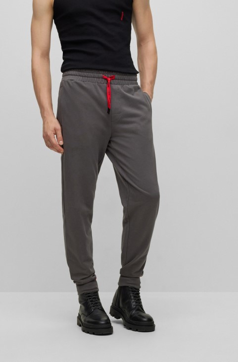 Παντελόνια φόρμας Hugo Boss σε σκούρο γκρι βαμβακερό ύφασμα με στοιβαγμένο λογότυπο