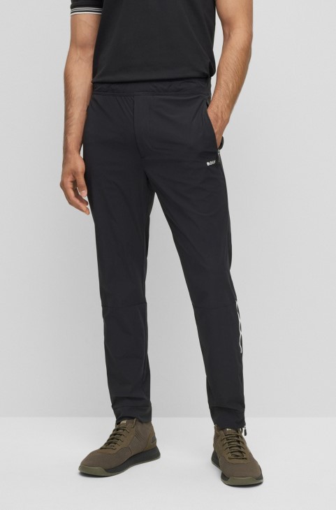 Μαύρο παντελόνι Hugo Boss με κωνική εφαρμογή από αδιάβροχο ελαστικό ύφασμα