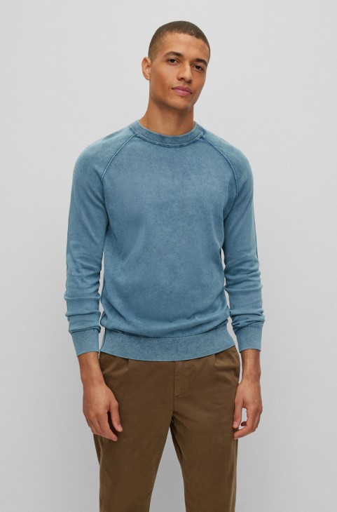 μπλε πουλόβερ κανονικής εφαρμογής από βαμμένο βαμβάκι με χαρακτηριστική λεπτομέρεια Hugo Boss