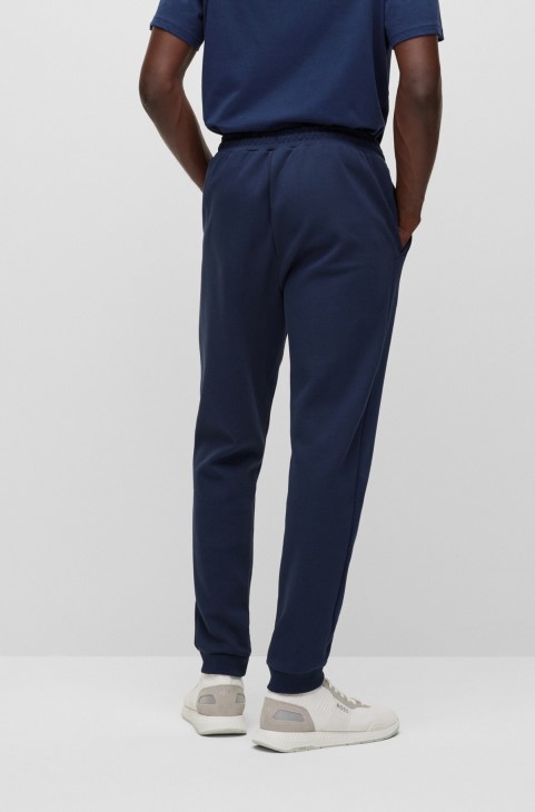 Σκούρο μπλε βαμβακερό παντελόνι με κυρτό λογότυπο Hugo Boss
