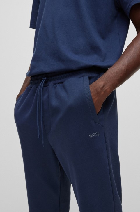 Σκούρο μπλε βαμβακερό παντελόνι με κυρτό λογότυπο Hugo Boss
