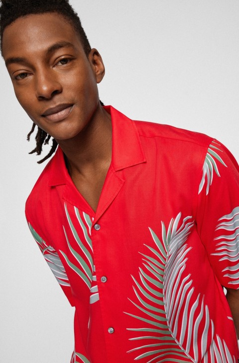 κοντομάνικο πουκάμισο Hugo Boss με κανονική εφαρμογή με στάμπα σε κόκκινο χρώμα
