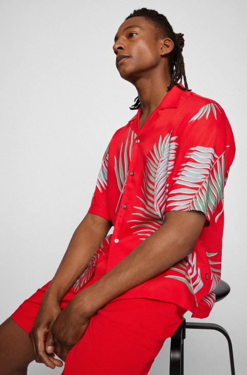 κοντομάνικο πουκάμισο Hugo Boss με κανονική εφαρμογή με στάμπα σε κόκκινο χρώμα
