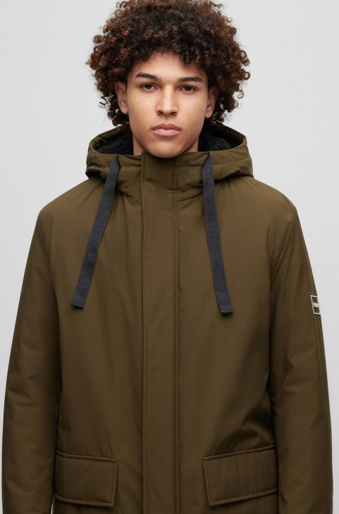 Σκούρο πράσινο Hugo Boss αδιάβροχο μπουφάν Parka κανονικής εφαρμογής με λογότυπο με πλαίσιο
