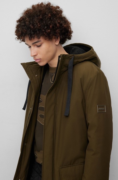 Σκούρο πράσινο Hugo Boss αδιάβροχο μπουφάν Parka κανονικής εφαρμογής με λογότυπο με πλαίσιο
