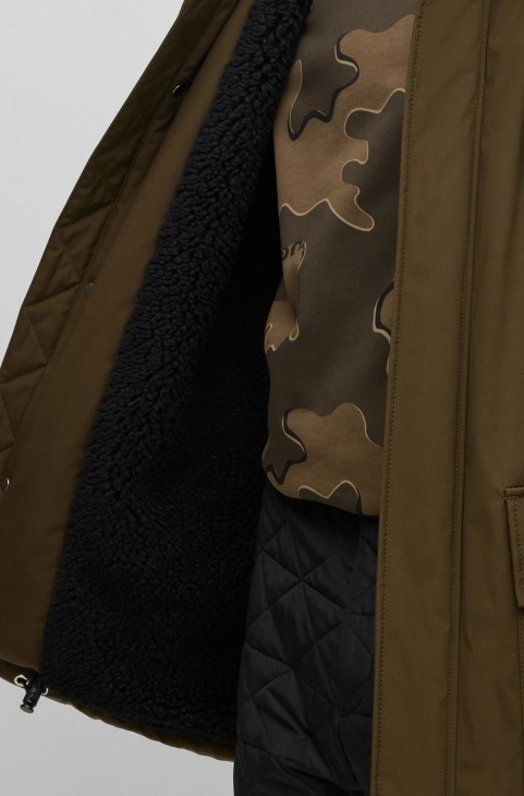 Σκούρο πράσινο Hugo Boss αδιάβροχο μπουφάν Parka κανονικής εφαρμογής με λογότυπο με πλαίσιο
