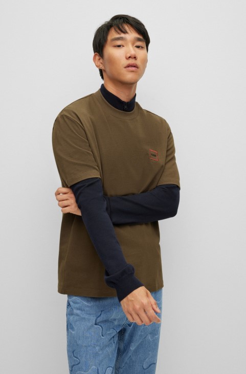 σκούρο πράσινο μπλουζάκι Hugo Boss σε χαλαρή εφαρμογή από οργανικό βαμβάκι με λογότυπο με πλαίσιο