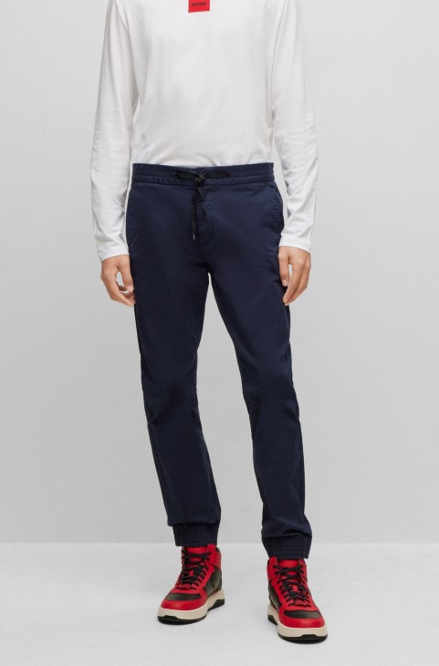 Hugo Boss σκούρο μπλε σινιόν με μανσέτες σε λεπτή εφαρμογή σε ελαστική βαμβακερή γκαμπαρντίνα