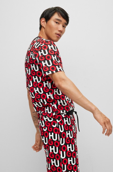 T-shirt από οργανικό βαμβάκι με κόκκινο μοτίβο με στοιβαγμένα λογότυπα Hugo Boss