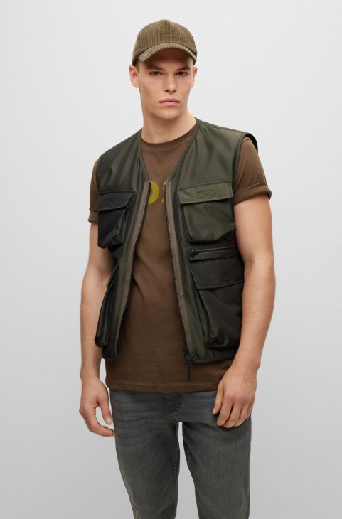 σκούρο πράσινο Hugo Boss αδιάβροχο γιλέκο λεπτής εφαρμογής με έμπλαστρο λογότυπου