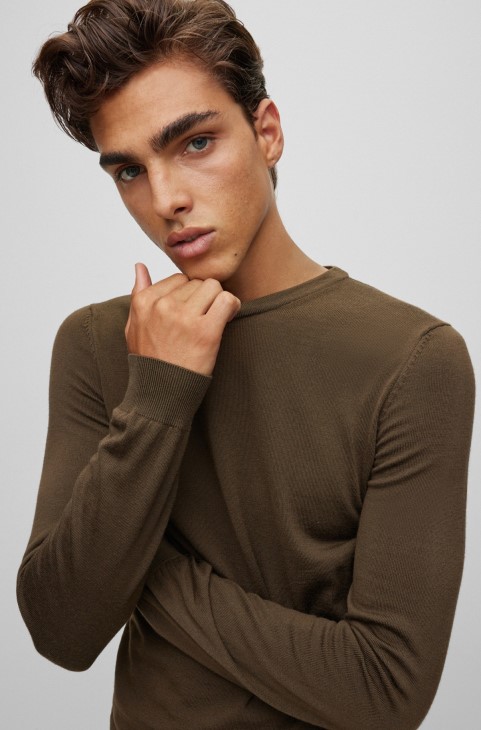 πουλόβερ Hugo Boss σε λεπτή εφαρμογή σε εξαιρετικά φίνο μαλλί μερίνο σκούρο πράσινο
